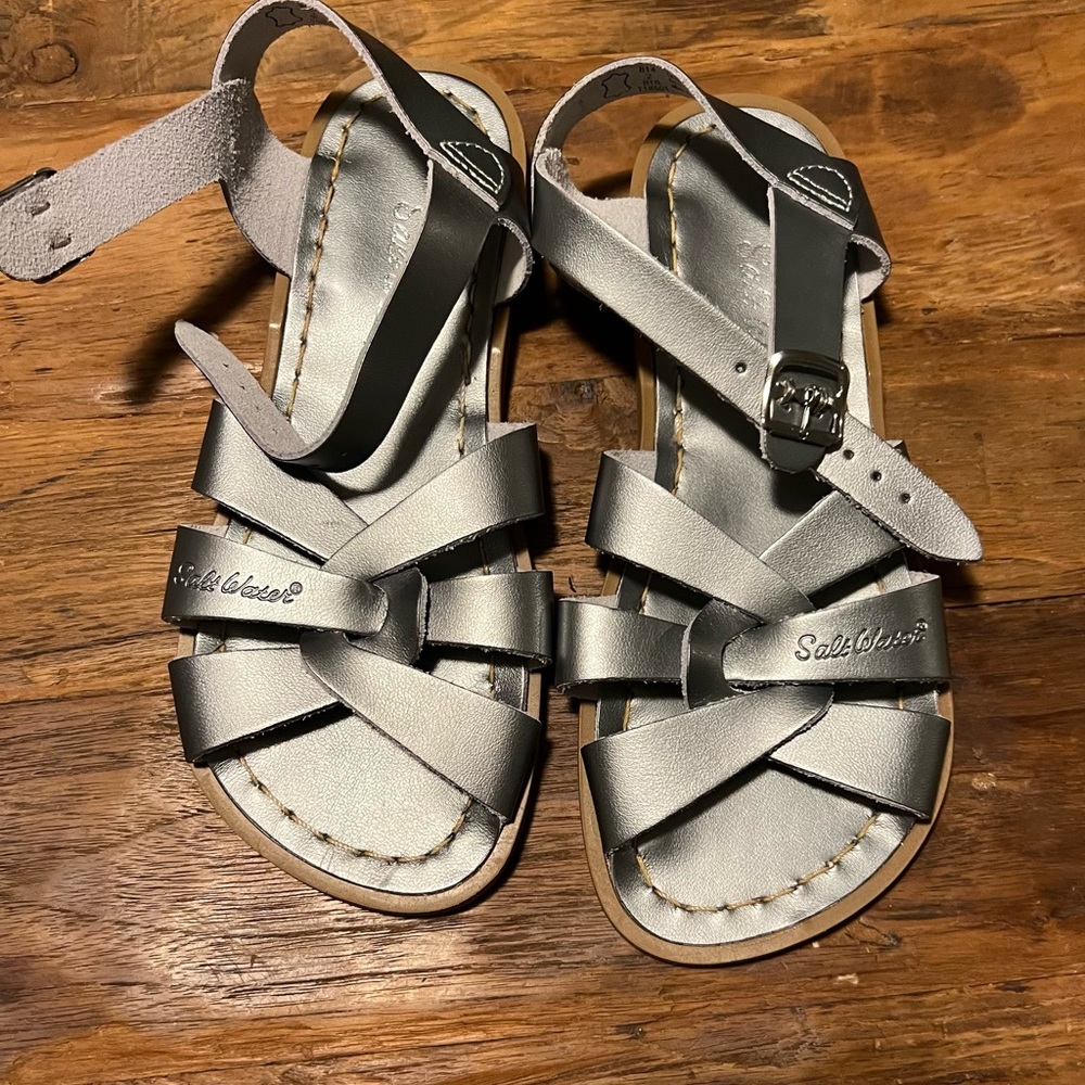 Girls size 2 Original Salt Water Sandals